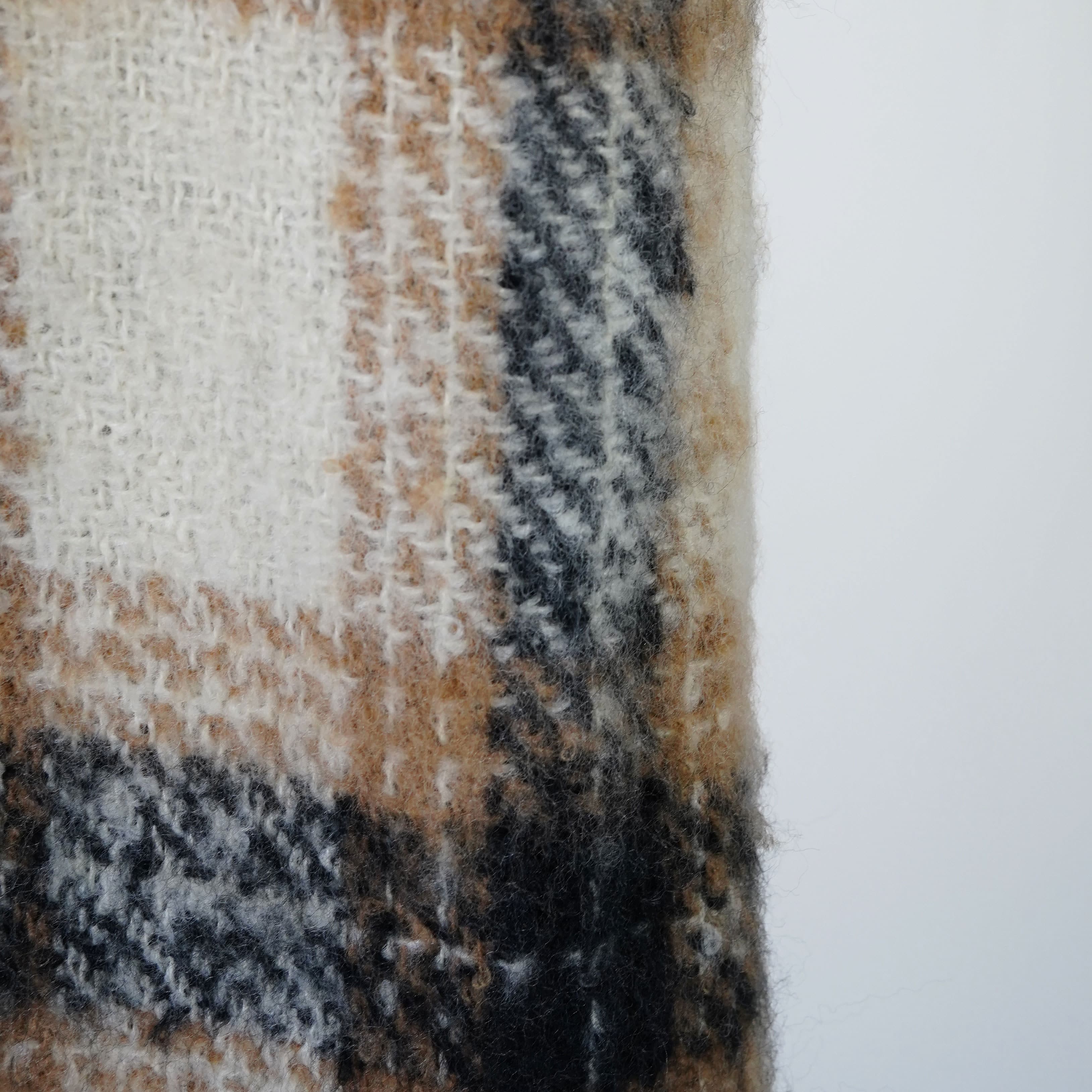 ボリュームタータンチェックマフラー1