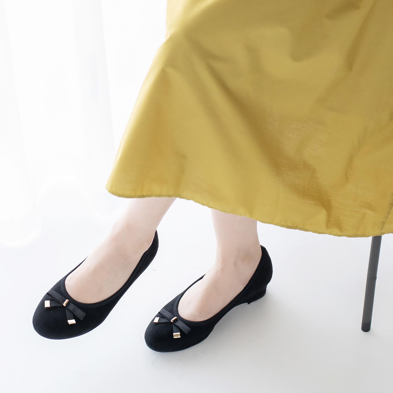 メタルアクセントリボンハーフウエッジパンプス