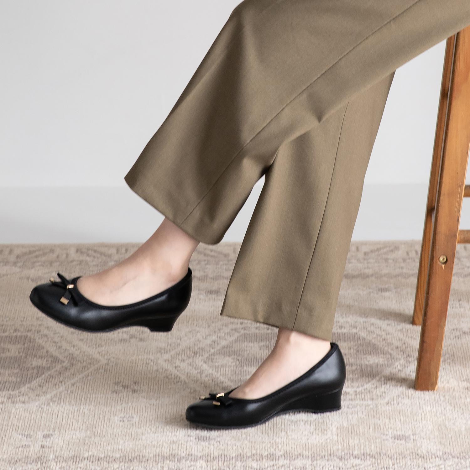 メタルアクセントリボンハーフウエッジパンプス