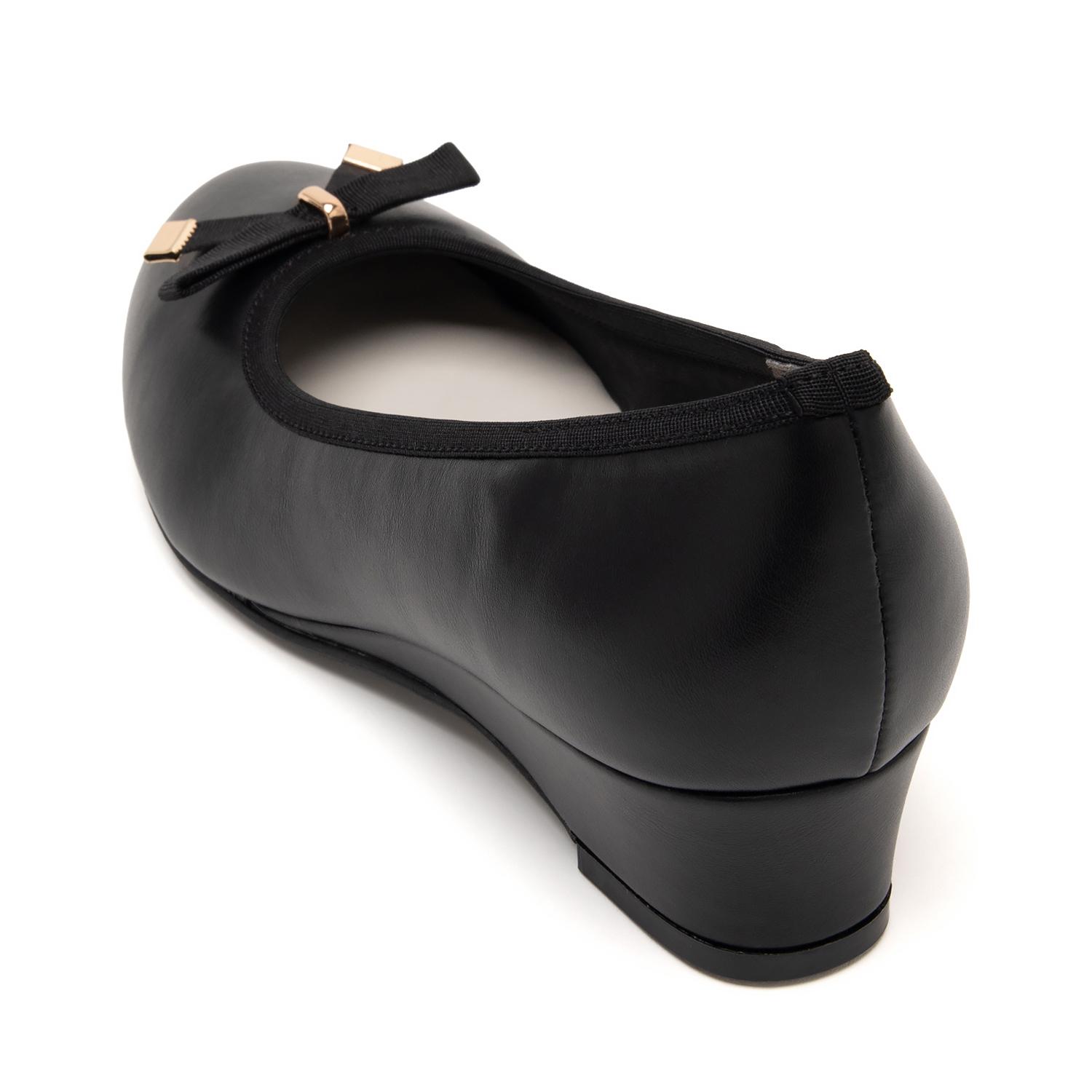 メタルアクセントリボンハーフウエッジパンプス