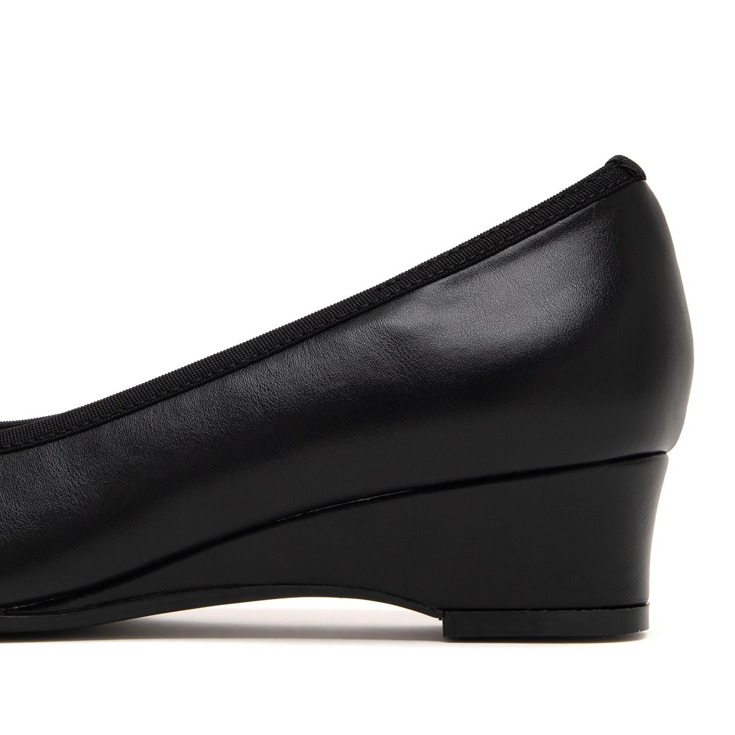 メタルアクセントリボンハーフウエッジパンプス